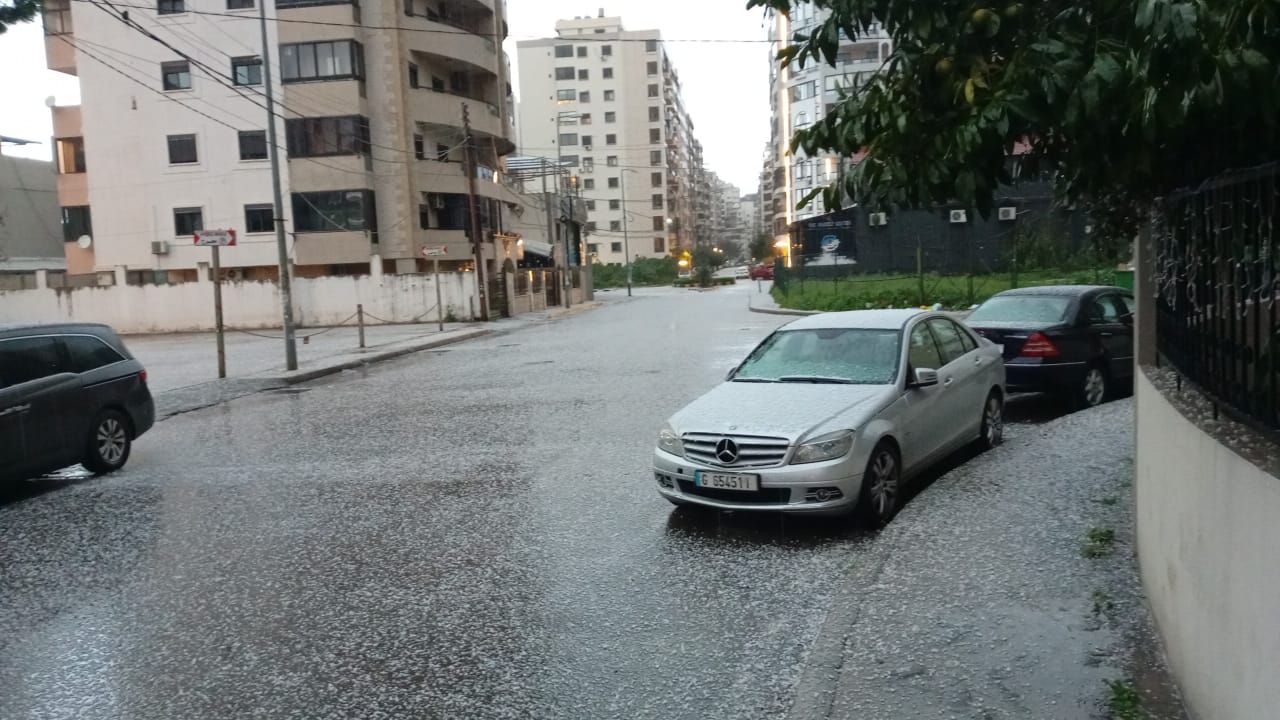 حبات البرَد تٌغطّي الساحل الشمالي.