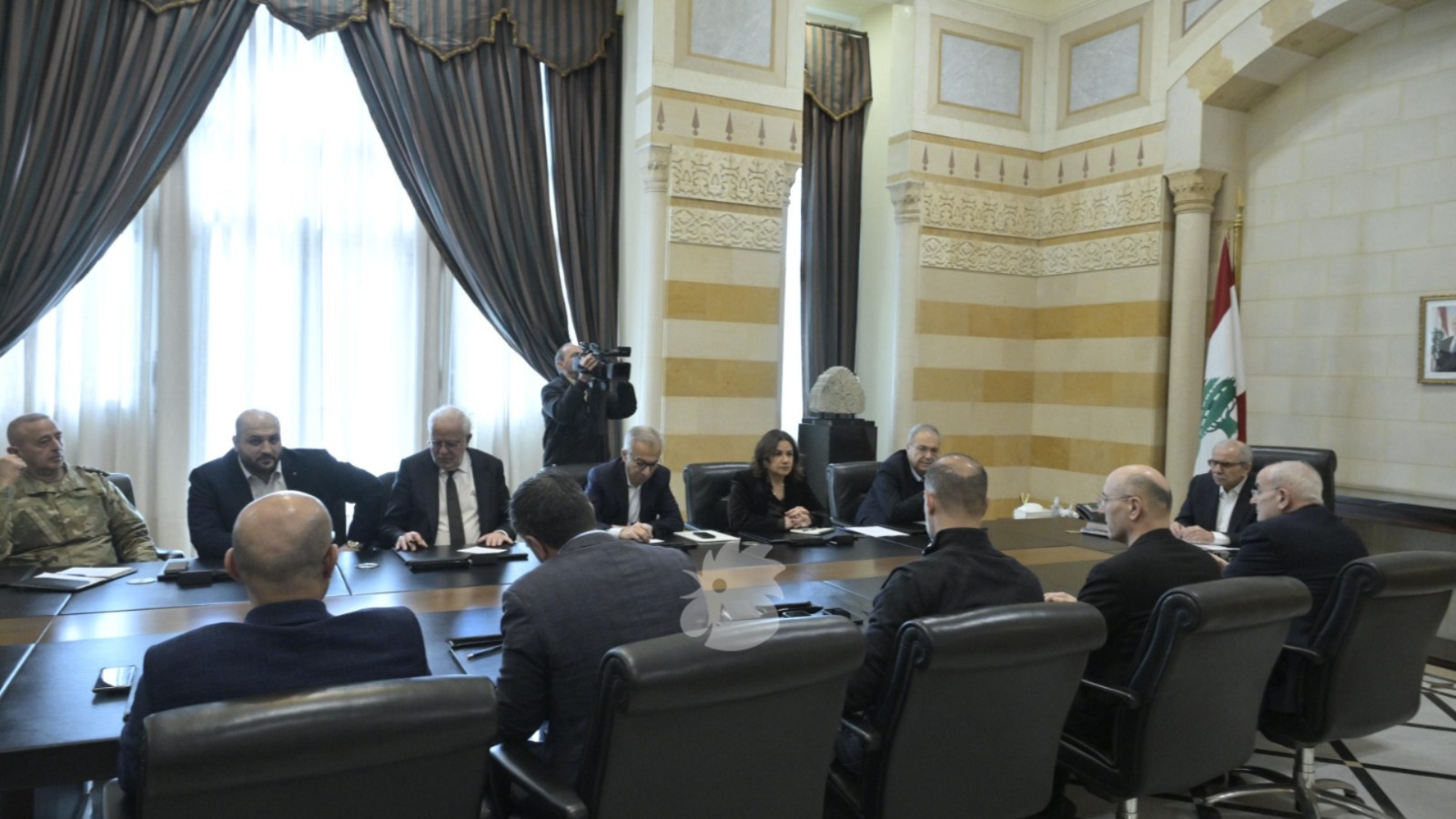 اجتماع استثنائي في السرايا برئاسة سلام لمتابعة التطورات وجهوزية المؤسسات (نبيل إسماعيل). 