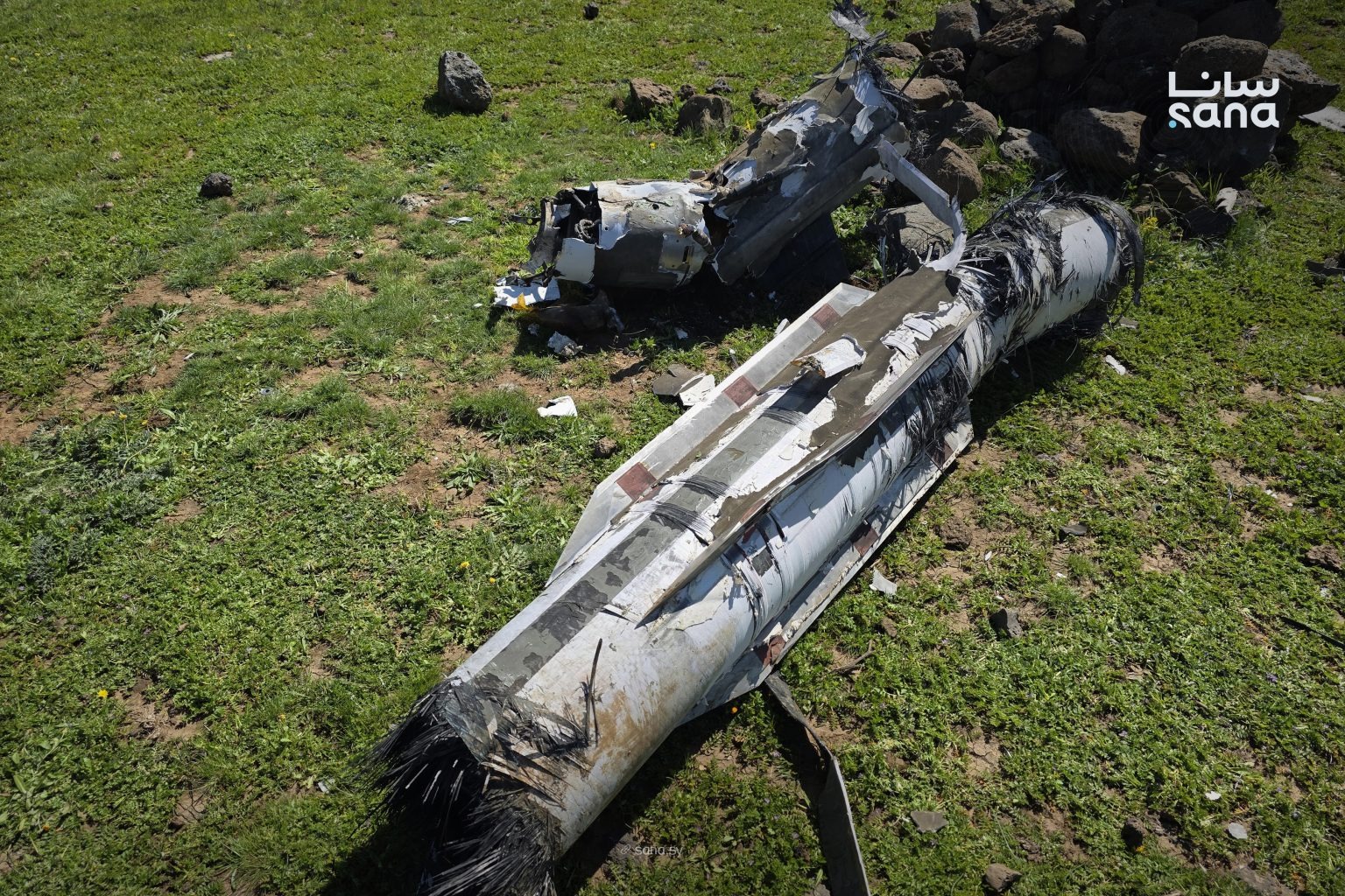 بقايا الصاروخ الذي سقط في قرية الحيران بريف القنيطرة نتيجة الضربات بين إسرائيل وإيران