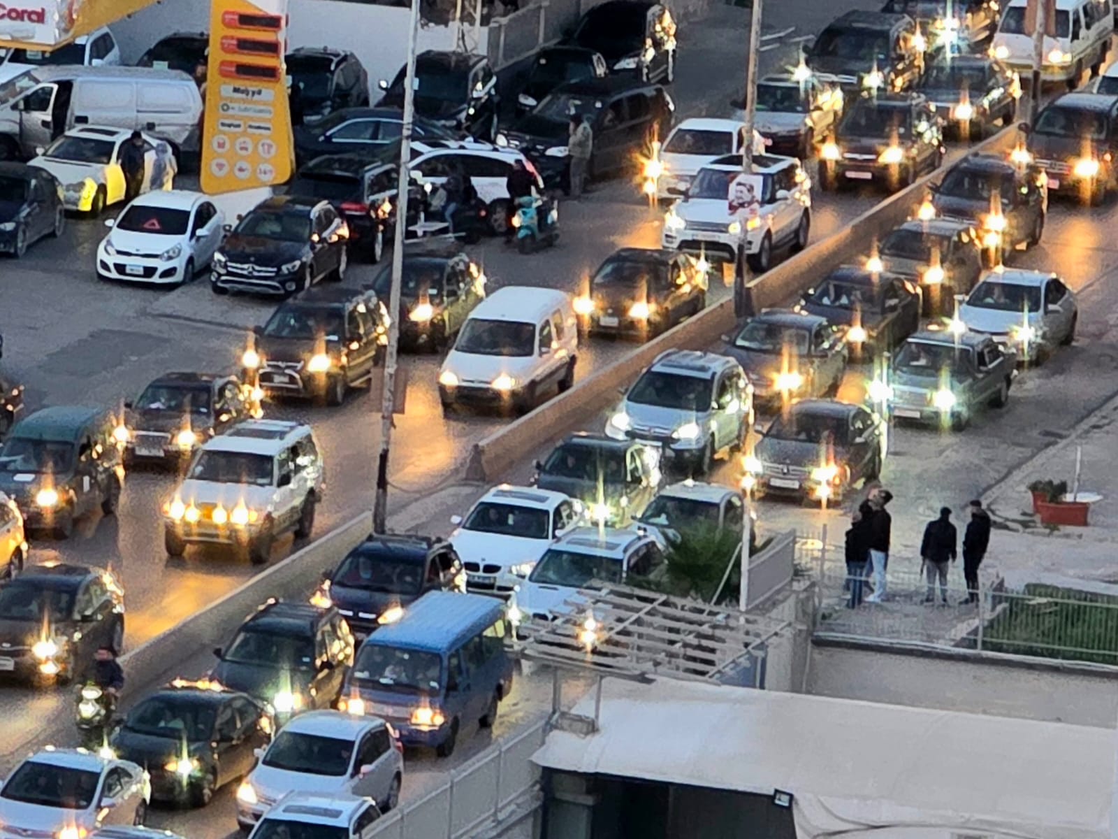 سيارات للمواطنين في صيدا. (أحمد منتش- النهار)