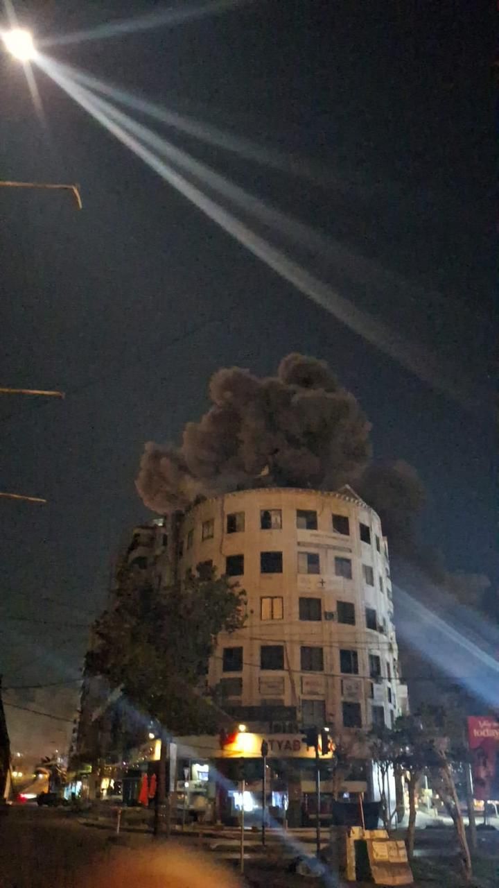 غارة إسرائيلية تستهدف مبنى 