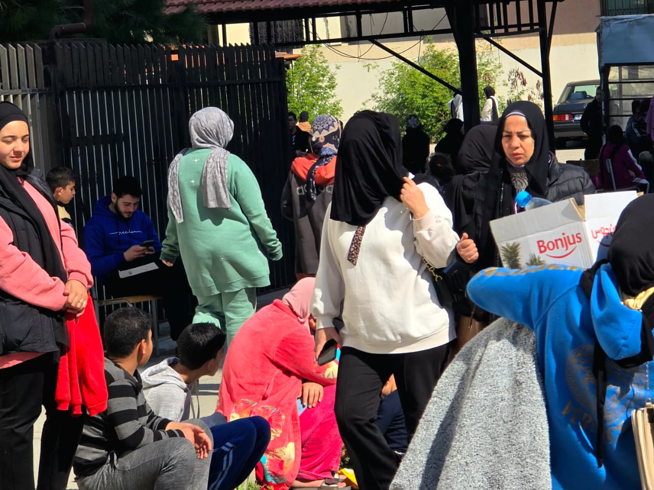 نازحون في ساحة الشهداء في صيدا. (أحمد منتش)