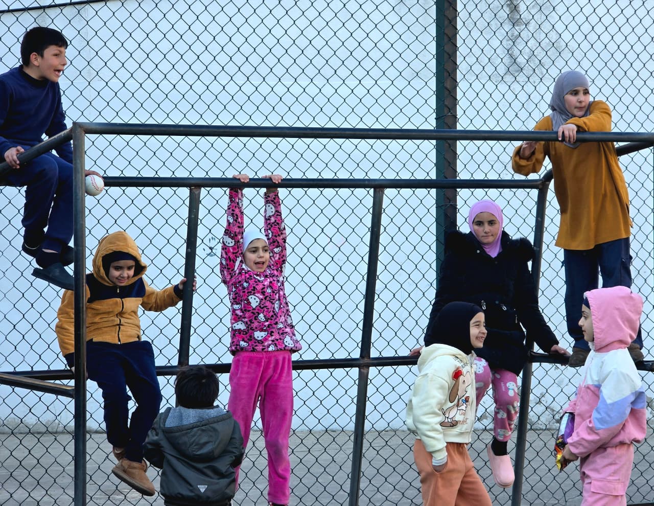 أولاد يلعبون في متوسطة معروف سعد. (أحمد منتش)