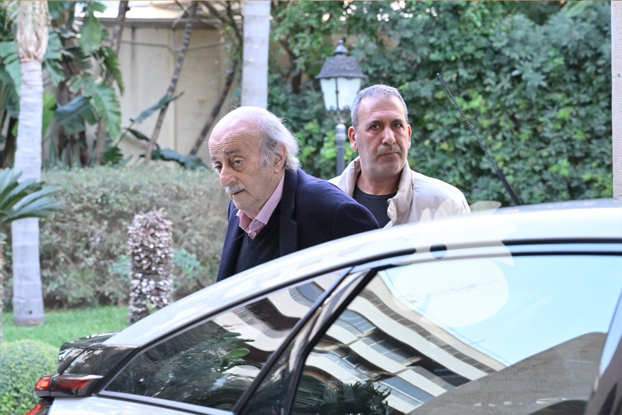 وصول جنبلاط إلى عين التينة (نبيل إسماعيل). 