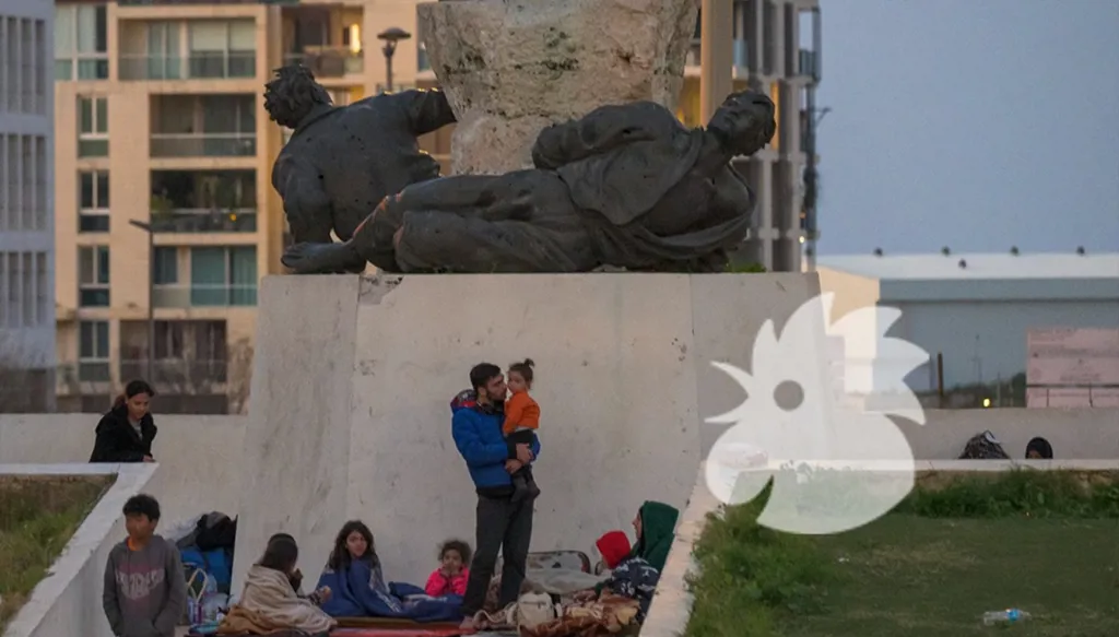 بالصور - نازحون يفترشون الأرض ويفطرون في وسط بيروت