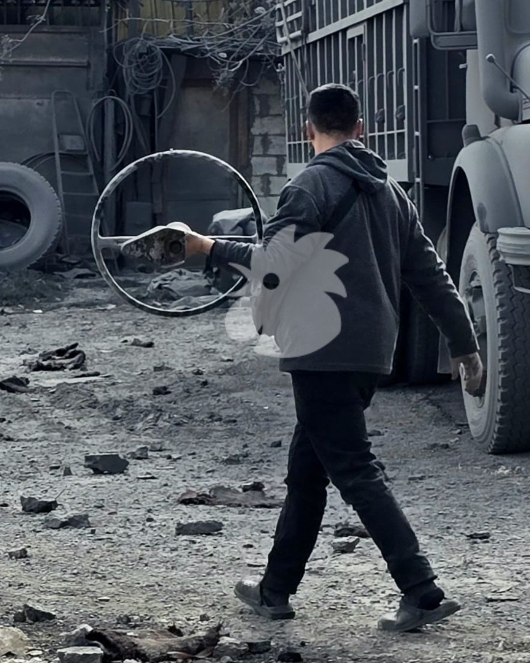 أضرار في محيط المركز. (أحمد منتش)