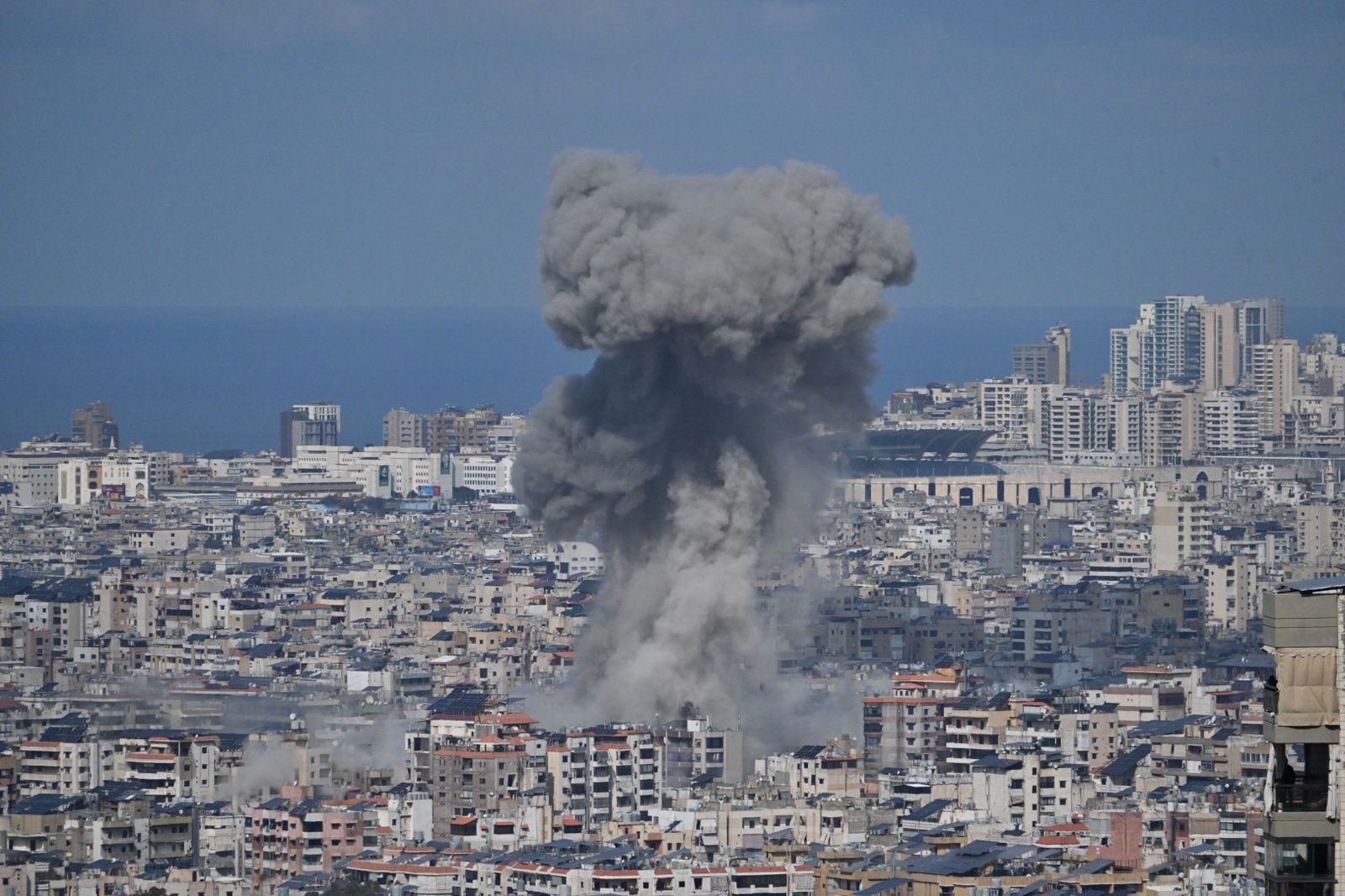 غارة إسرائيلية على الضاحية الجنوبية لبيروت (حسام شبارو). 