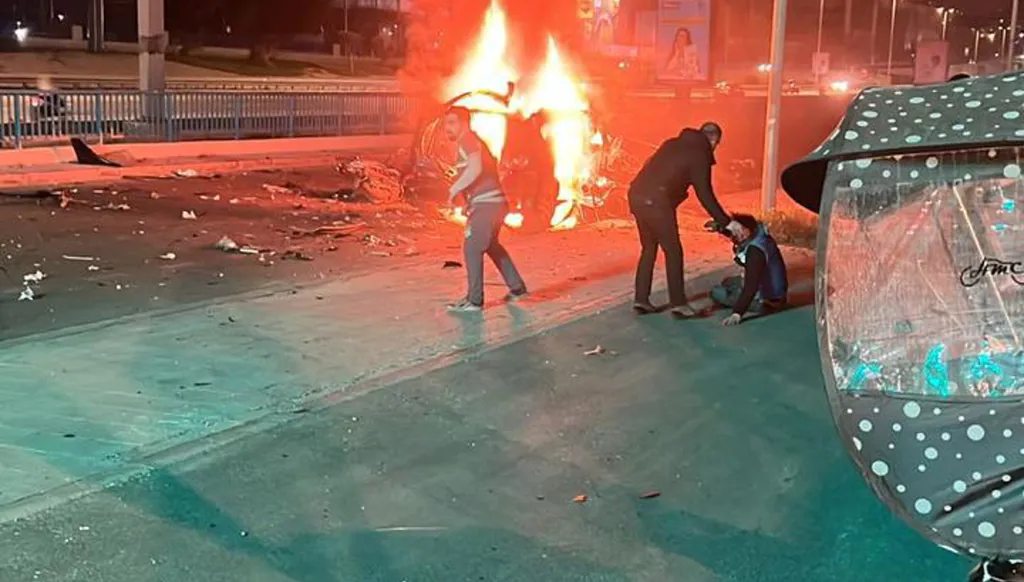 للمرة الأولى... استهداف سيارة على مدخل بيروت الجنوبي