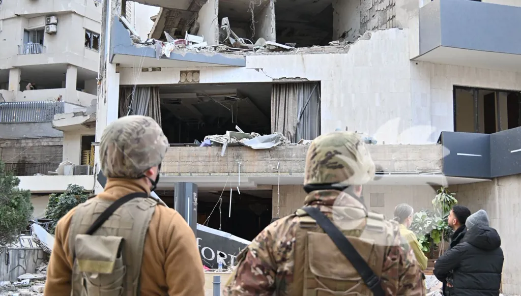 "النهار" تُعاين أضرار الغارة الإسرائيلية على فندق في الحازمية (صور وفيديو)