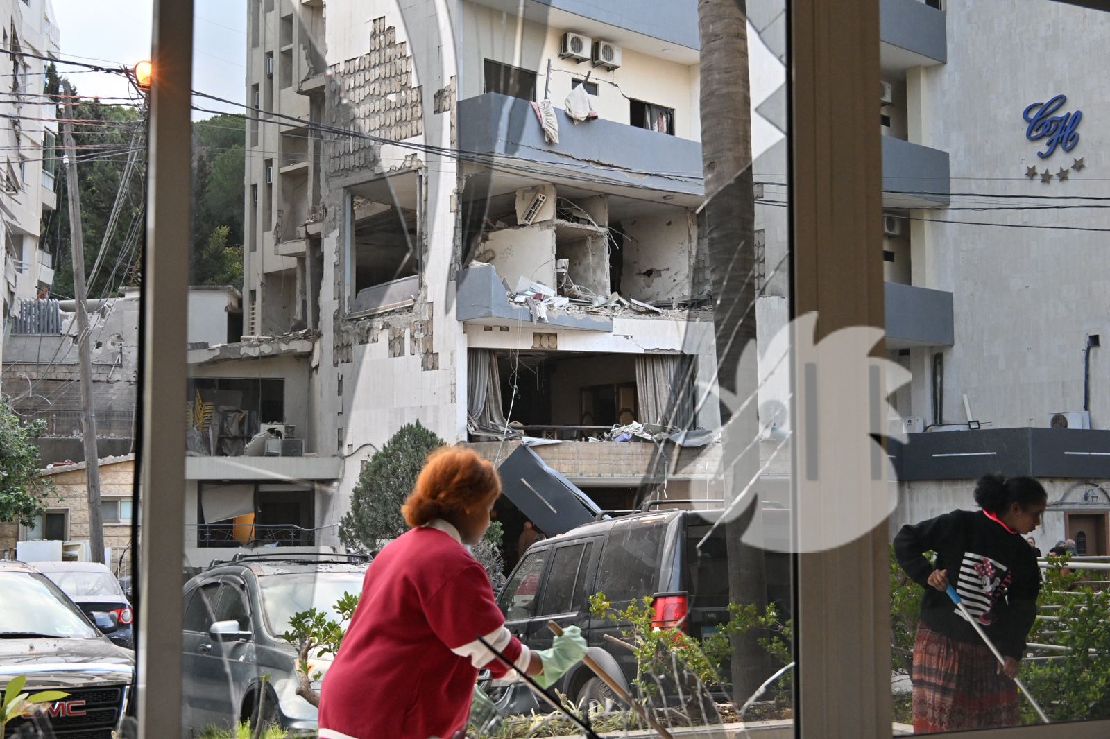 أضرار في الفندق (حسام شبارو).