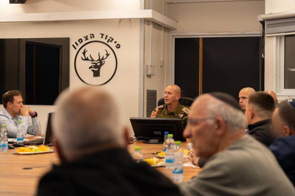 اجتماع قائد القيادة الشمالية في إسرائيل مع رؤساء بلدات الشمال (إعلام عبري).