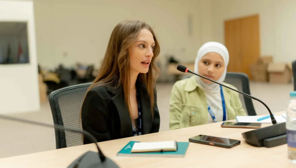 نايا شهوان... شابة لبنانية ترفع من الشارقة صوت الأمل في زمن الحرب