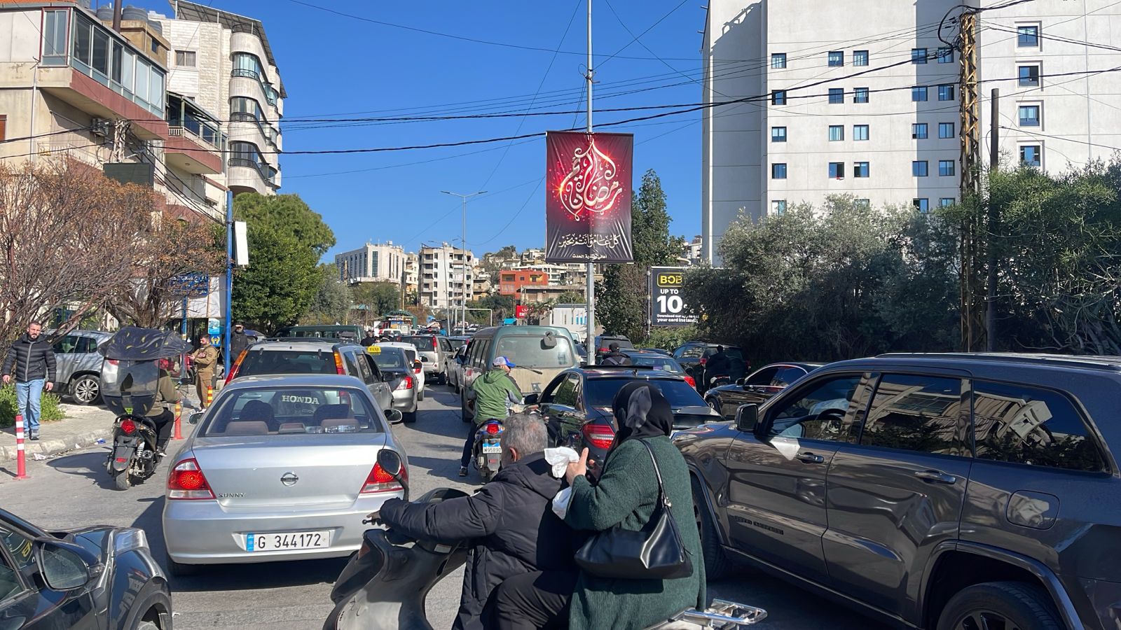 زحمة سير خانقة عند مداخل الضاحية الجنوبية مع بدء خروج السكان من منازلهم بعد الإنذار الإسرائيلي.