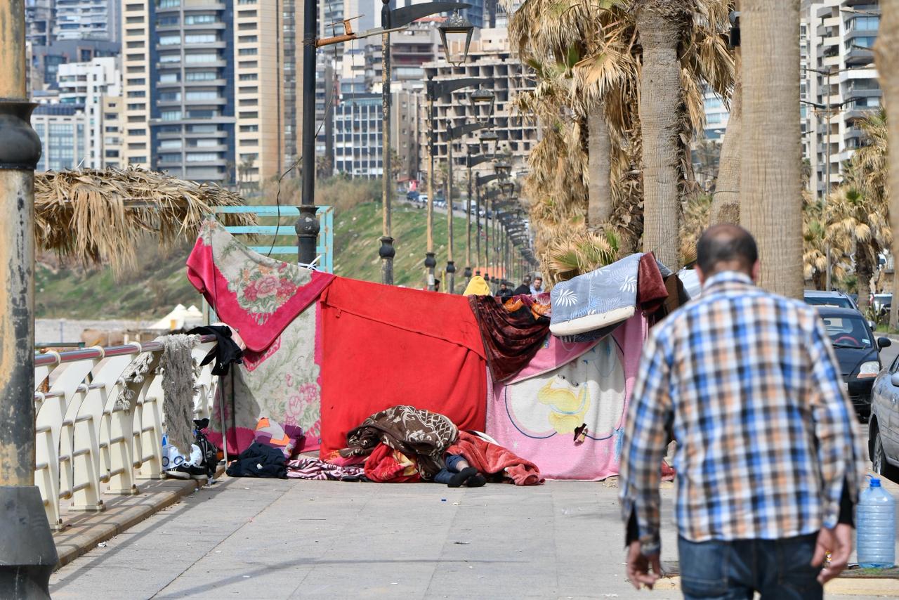 لبنانيون يفترشون الطرقات في  بيروت بعد التهجير من منازلهم بسبب الحرب 2026 (تصوير: نبيل اسماعيل)