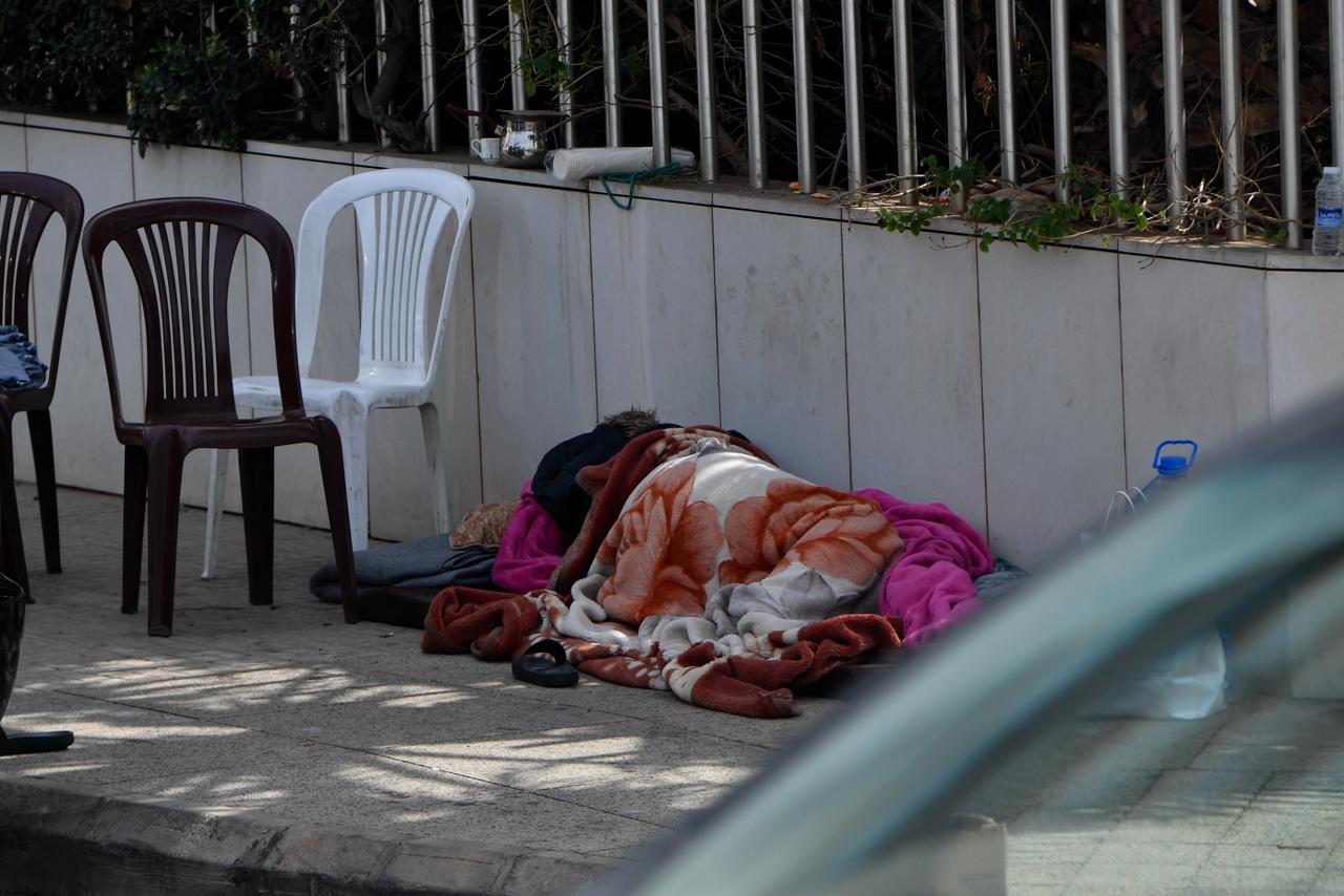 لبنانيون يفترشون الطرقات في  بيروت بعد التهجير من منازلهم بسبب الحرب 2026 (تصوير: نبيل اسماعيل)