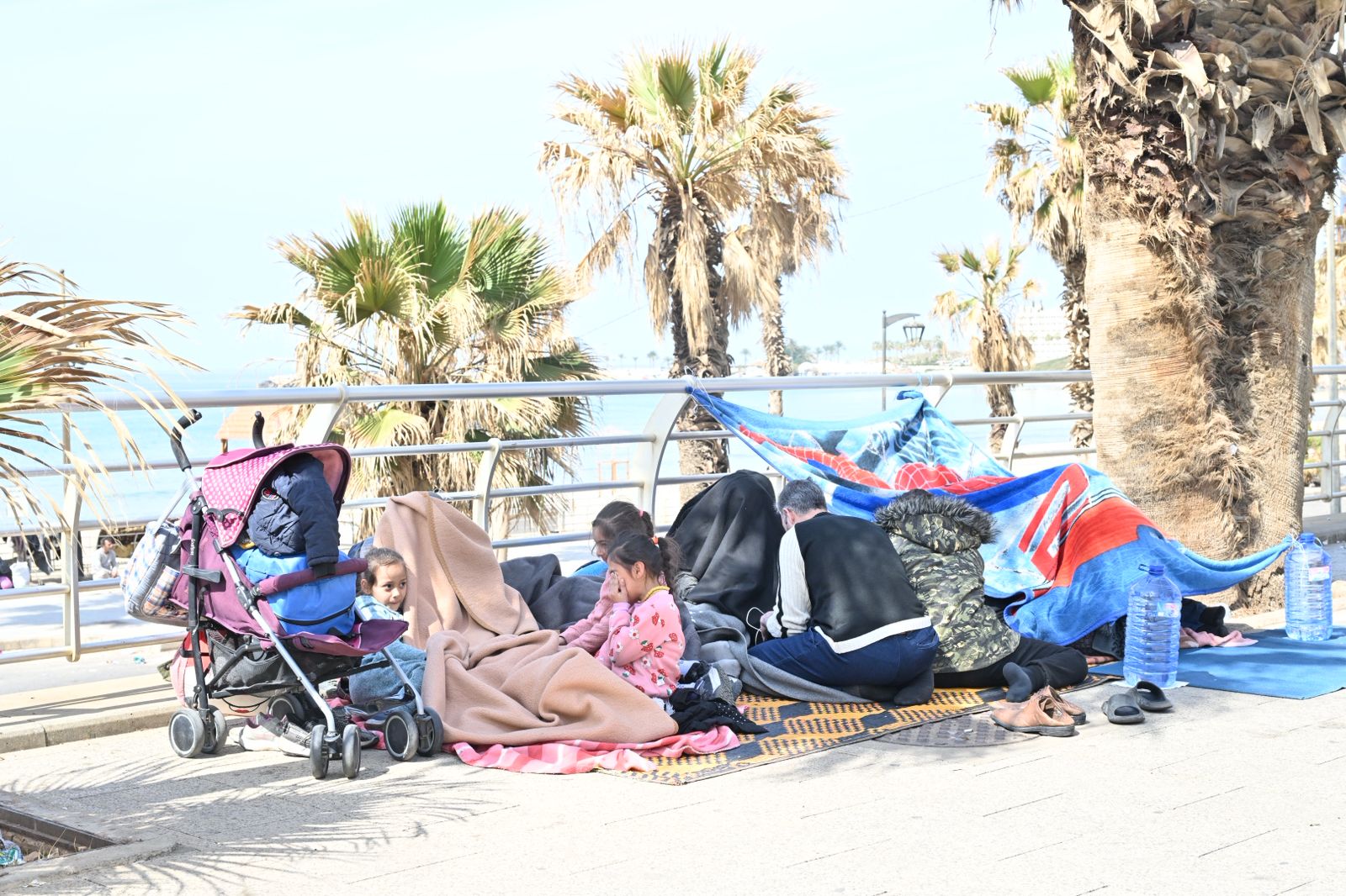 لبنانيون يفترشون الطرقات في  بيروت بعد التهجير من منازلهم بسبب الحرب 2026 (تصوير: نبيل اسماعيل)