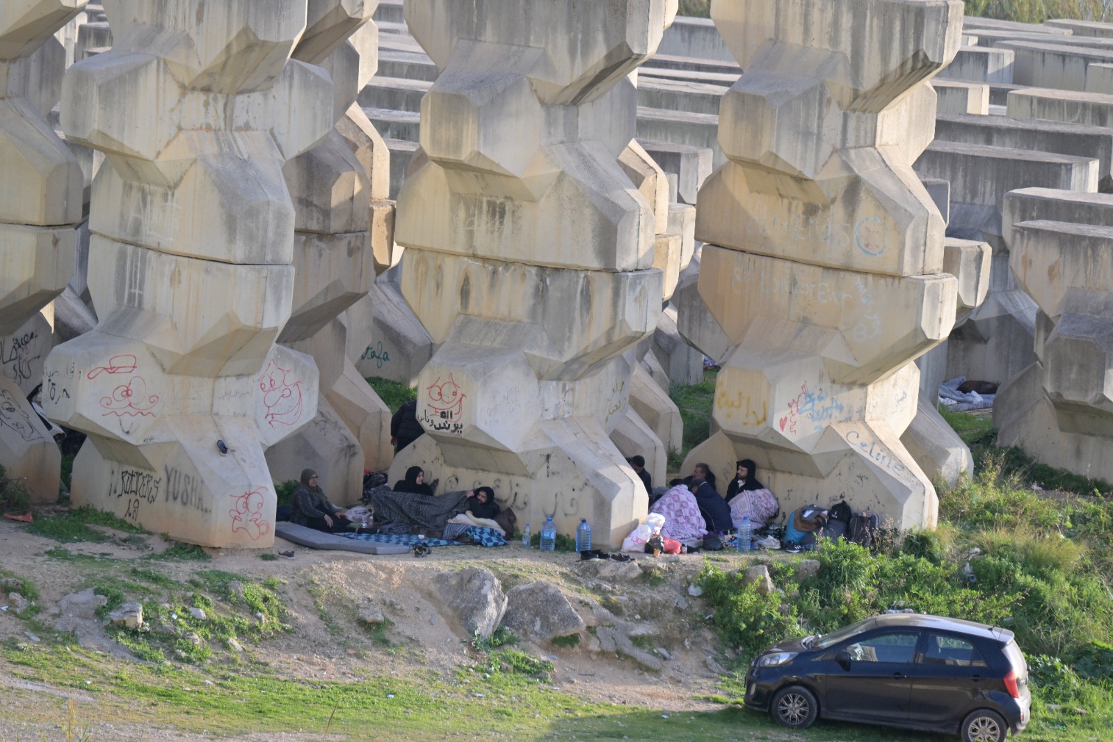 لبنانيون يفترشون الطرقات في  بيروت بعد التهجير من منازلهم بسبب الحرب 2026 (تصوير: نبيل اسماعيل)