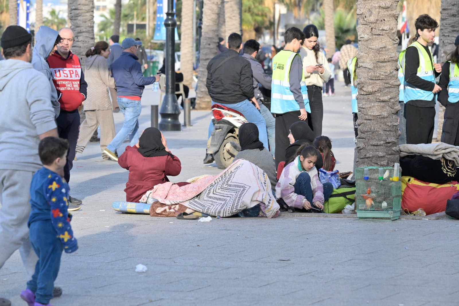 لبنانيون يفترشون الطرقات في  بيروت بعد التهجير من منازلهم بسبب الحرب 2026 (تصوير: نبيل اسماعيل)
