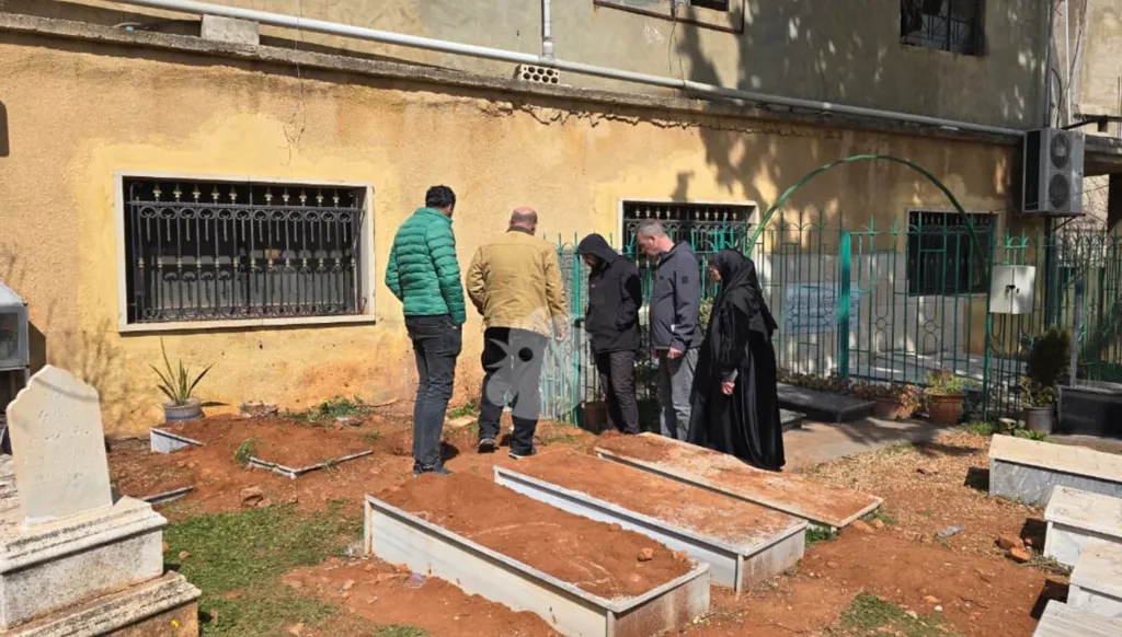 صورة خاصة لـ"النهار" من مدافن بلدة النبي شيت بعد عملية الإنزال الإسرائيلي (لينا إسماعيل). 