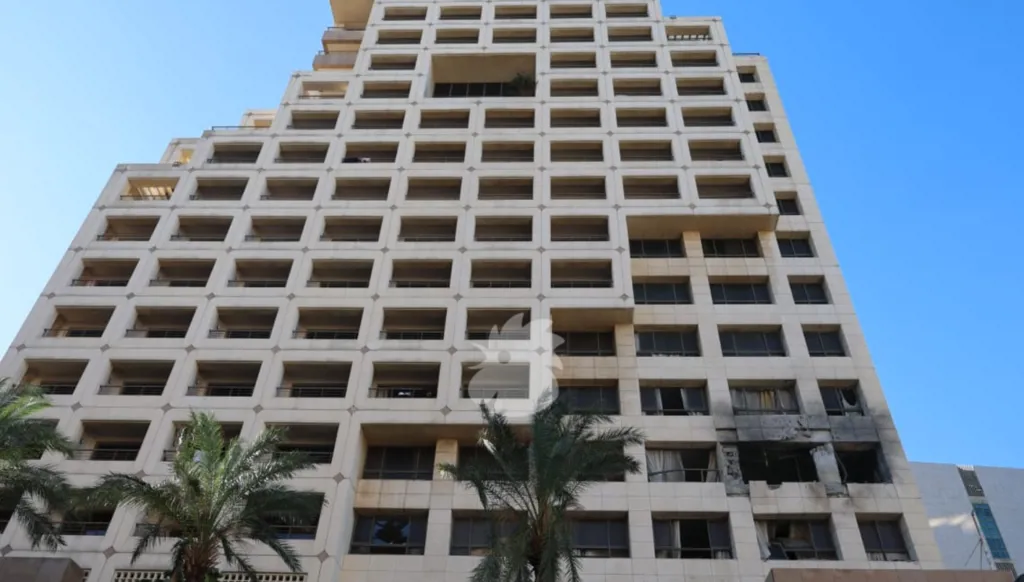 مبنى فندق "رمادا" في الروشة وتظهر آثار الغارة الإسرائيلية (حسام شبارو).