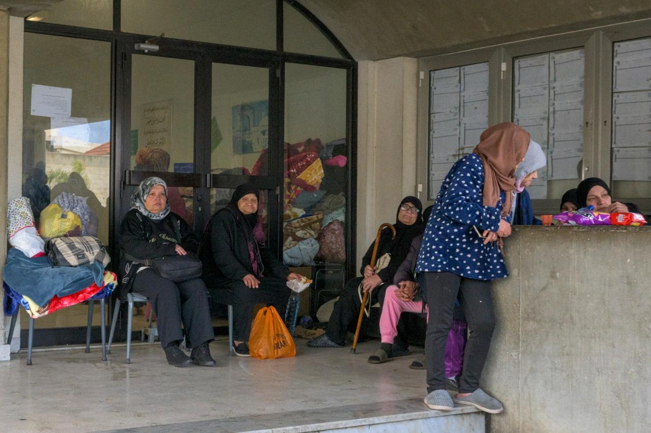 نازحون في المدارس (نبيل اسماعيل).