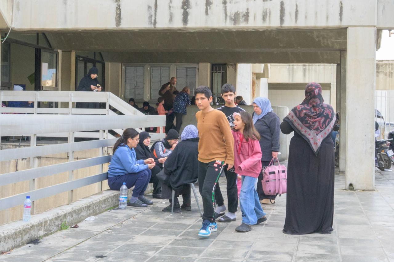 نازحون في المدارس (نبيل اسماعيل).