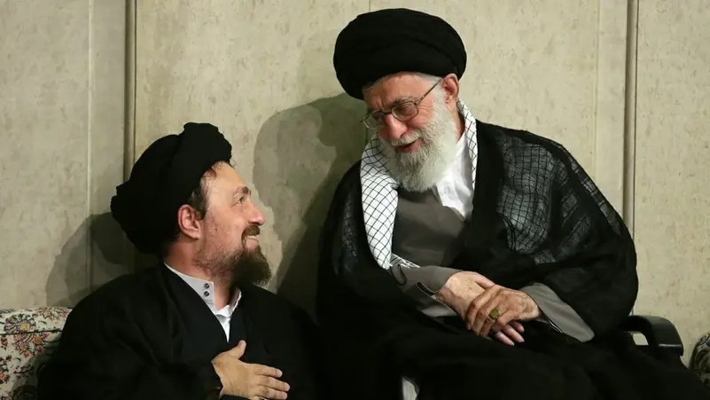 حسن خميني يجلس بجوار المرشد الراحل علي خامنئي. (اكس)