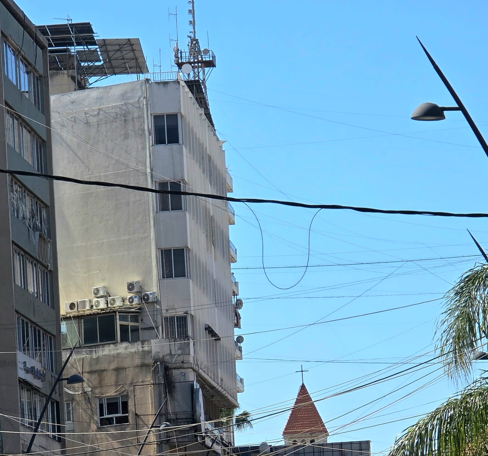 مبنى المصارف في صيدا والذي يضمّ فرعاً للقرض الحسن (أحمد منتش).