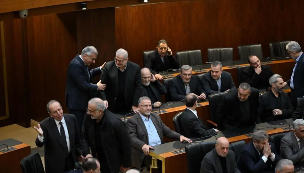 تمديد "أكثري" للمجلس على وقع تصعيد حربي... عون يطلق أقوى إدانة للحزب ومبادرة للتفاوض