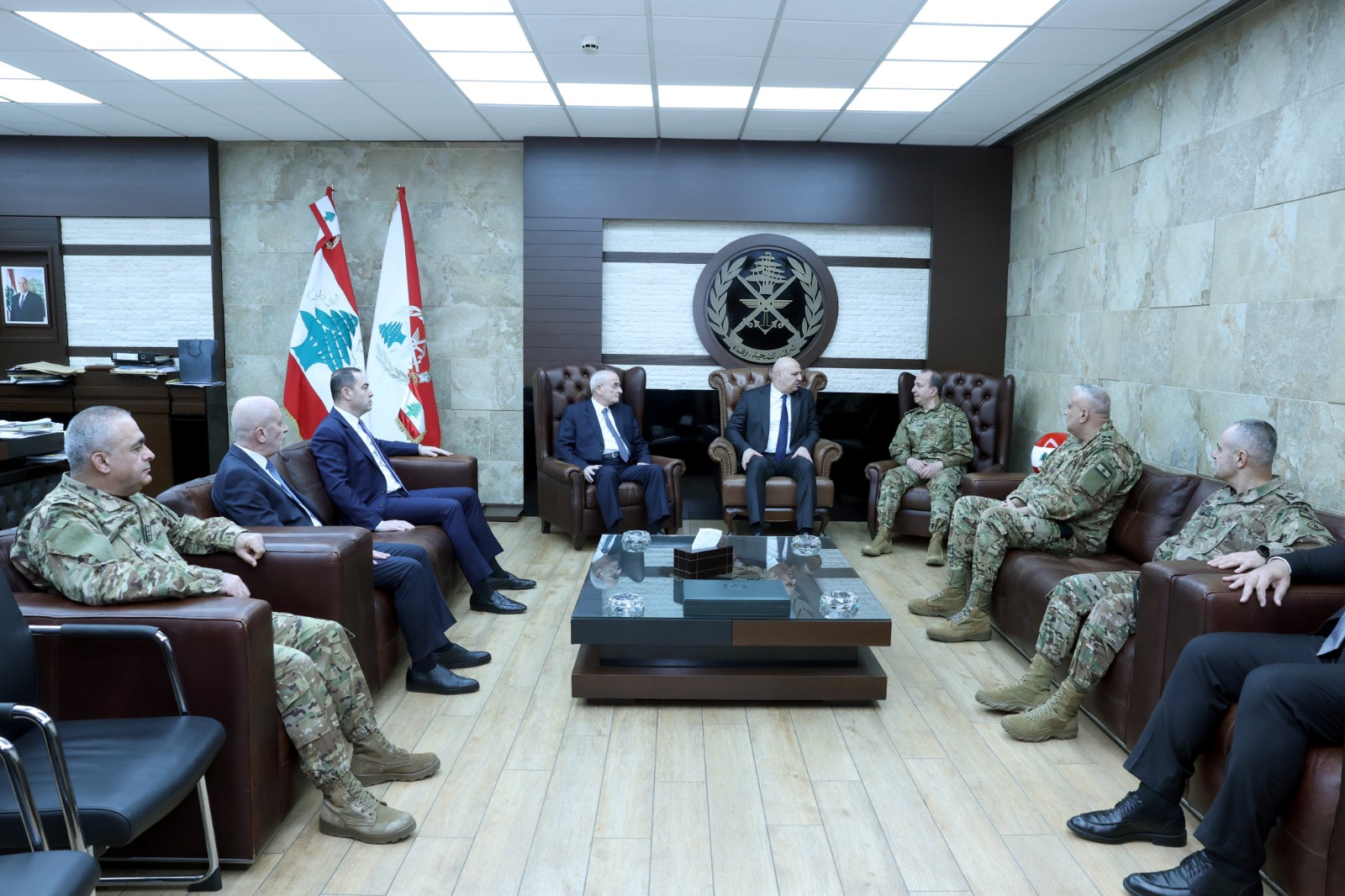 عون مع ضباط الجيش اللبناني في اليرزة (قيادة الجيش).