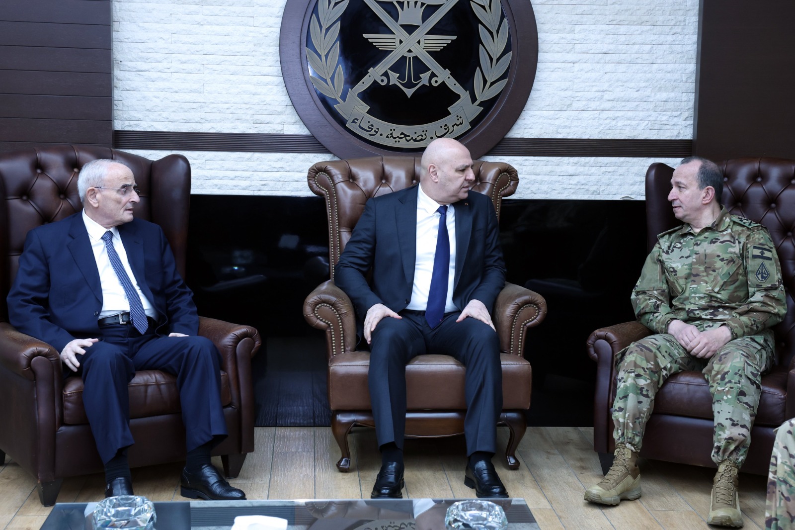 عون يلتقي منسى وهيكل في اليرزة (قيادة الجيش).