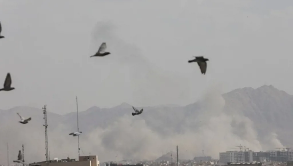 طهران تُطلق صواريخ نحو إسرائيل… وواشنطن تُدمّر سفناً إيرانية قرب مضيق هرمز