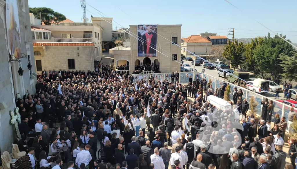 القليعة تودّع كاهنها الأب بيار الراعي بحضور قائد الجيش... وطرد إلياس جرادي من التشييع (فيديو)