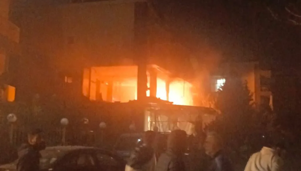 بالفيديو... غارة إسرائيلية تستهدف شقة سكنية في عرمون