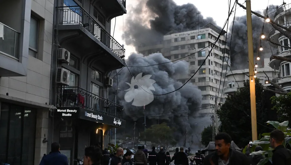 تصعيد إسرائيلي متواصل... استهداف مبنى بحي الباشورة وتهديد لزقاق البلاط في بيروت (صور وفيديو)