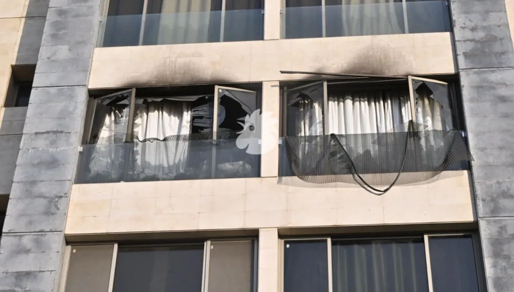 استهداف إسرائيلي لشقة سكنية في منطقة النبعة - برج حمود (صور وفيديو)