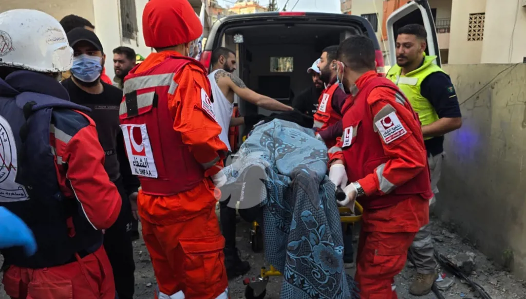 عمليات الإنقاذ في مكان الغارة في صيدا (أحمد منتش).