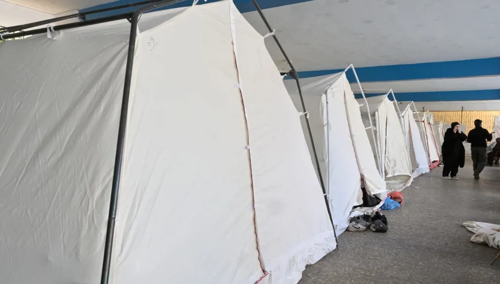 المدينة الرياضية تشرع أبواب الخيم للنازحين... ياسين: هذا ما كان يجب تلافيه في الحرب الحالية