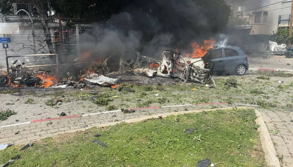 بالفيديو- سقوط شظايا صواريخ ورؤوس متفجرة على وسط إسرائيل وتل أبيب... أضرار مادية وإصابات