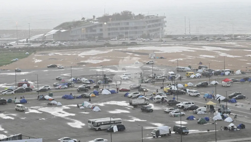 معاناة متجدّدة... الأمطار تُغرق خيام النازحين قُبالة الواجهة البحرية لبيروت (صور)