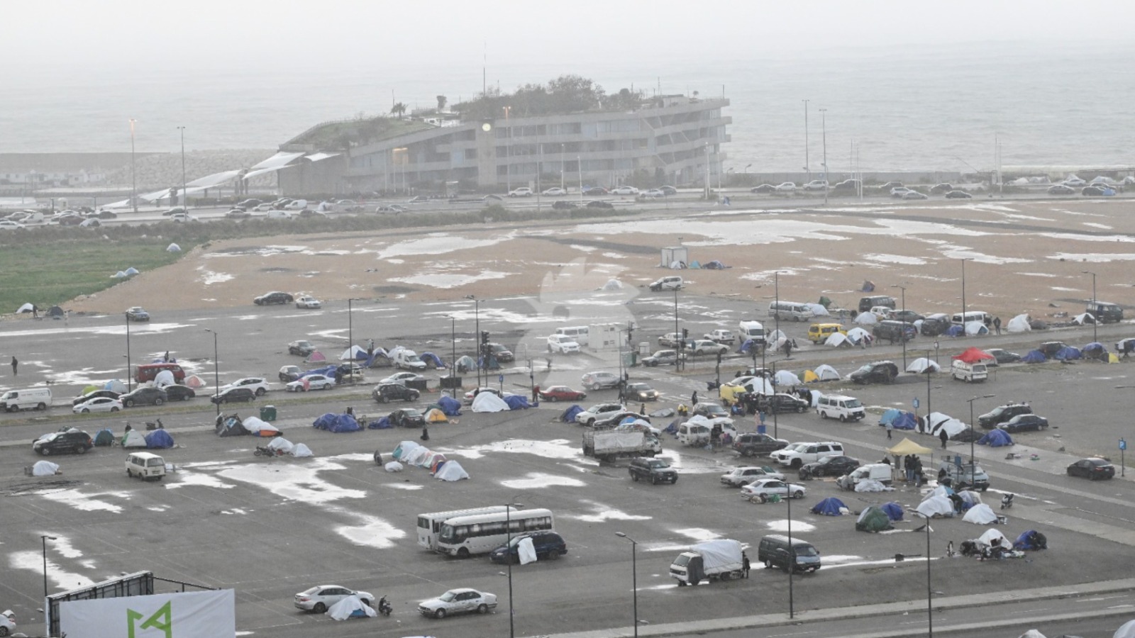 خيام النازحين في بيروت (نبيل اسماعيل).