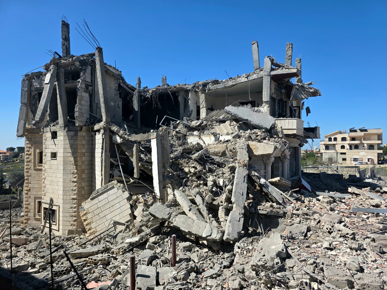 المبنى المستهدف. (أحمد منتش)