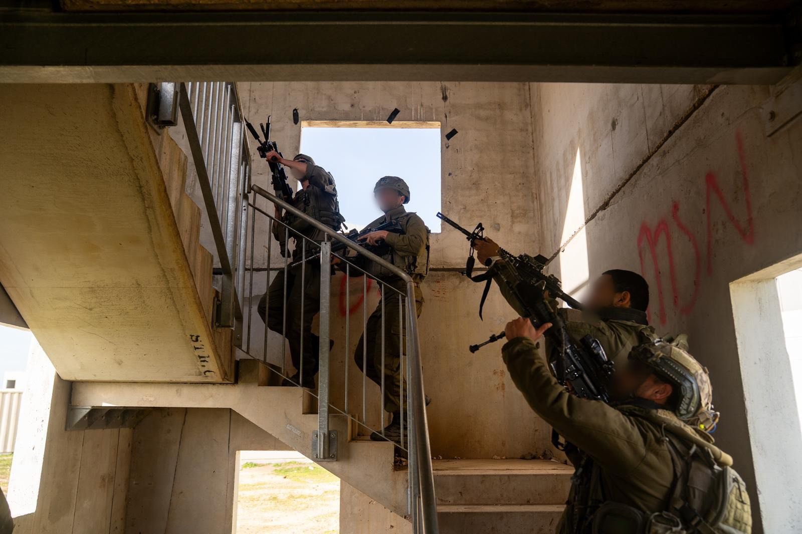 قوات إسرائيلية داخل أحد المنازل (حساب أدرعي عبر إكس).