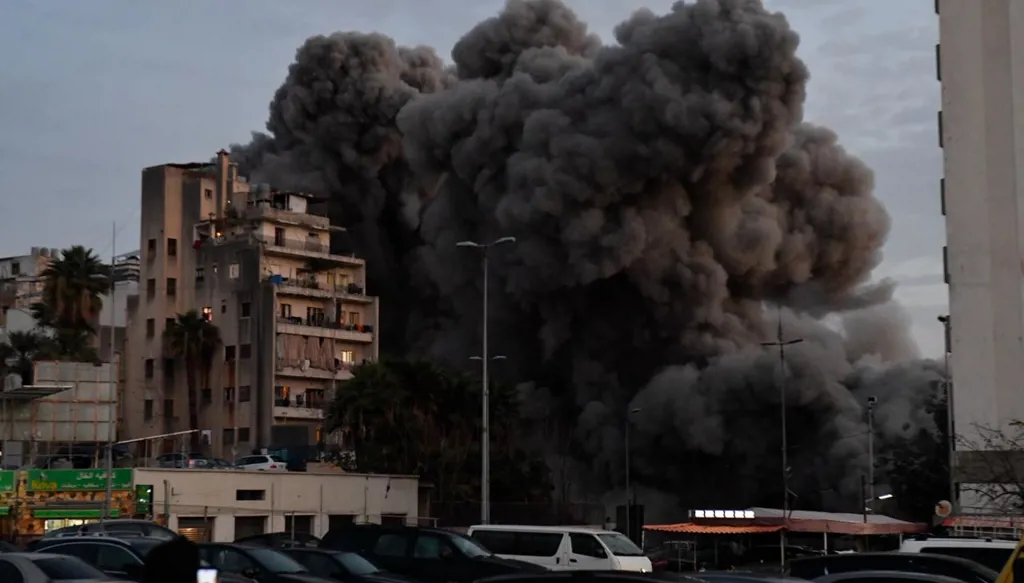 غارة إسرائيلية تستهدف منطقة الباشورة في بيروت وتدمّر مبنى بالكامل (صور وفيديو)