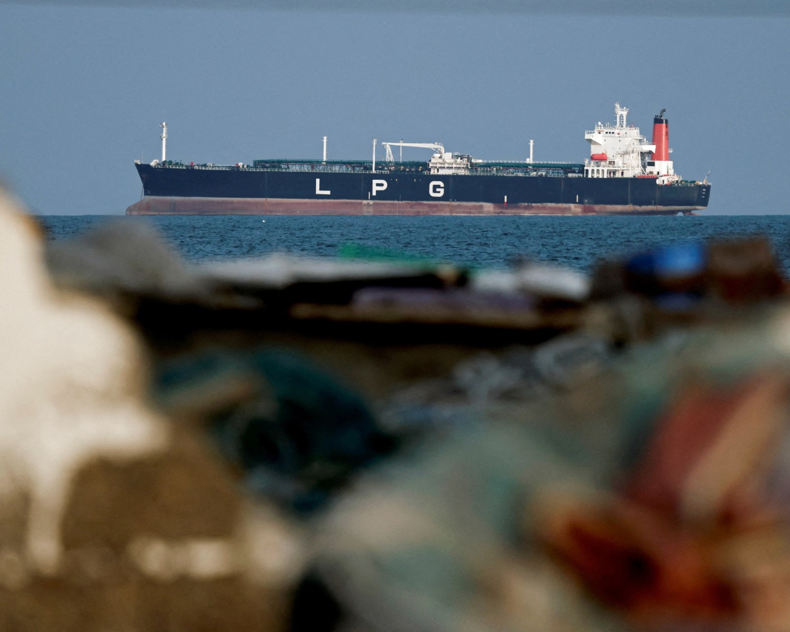 ناقلة غاز راسية في مضيق هرمز. (رويترز)