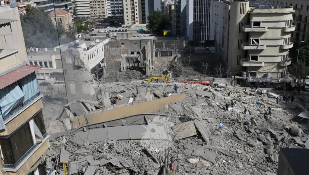 دمار هائل في منطقة الباشورة بالعاصمة بيروت (نبيل إسماعيل).