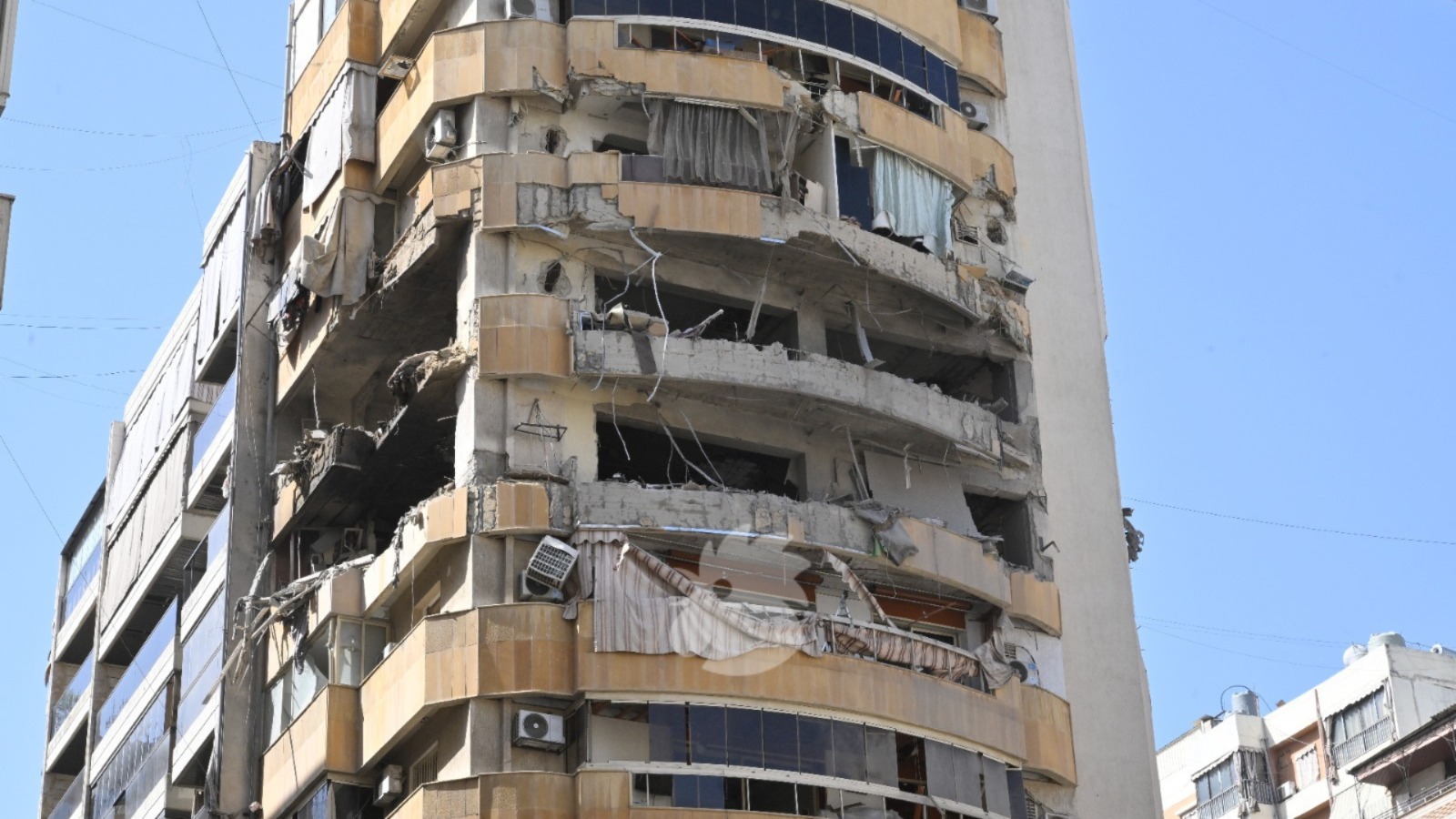 استهداف شقة سكنية في منطقة زفاق البلاط (حسام شبارو).