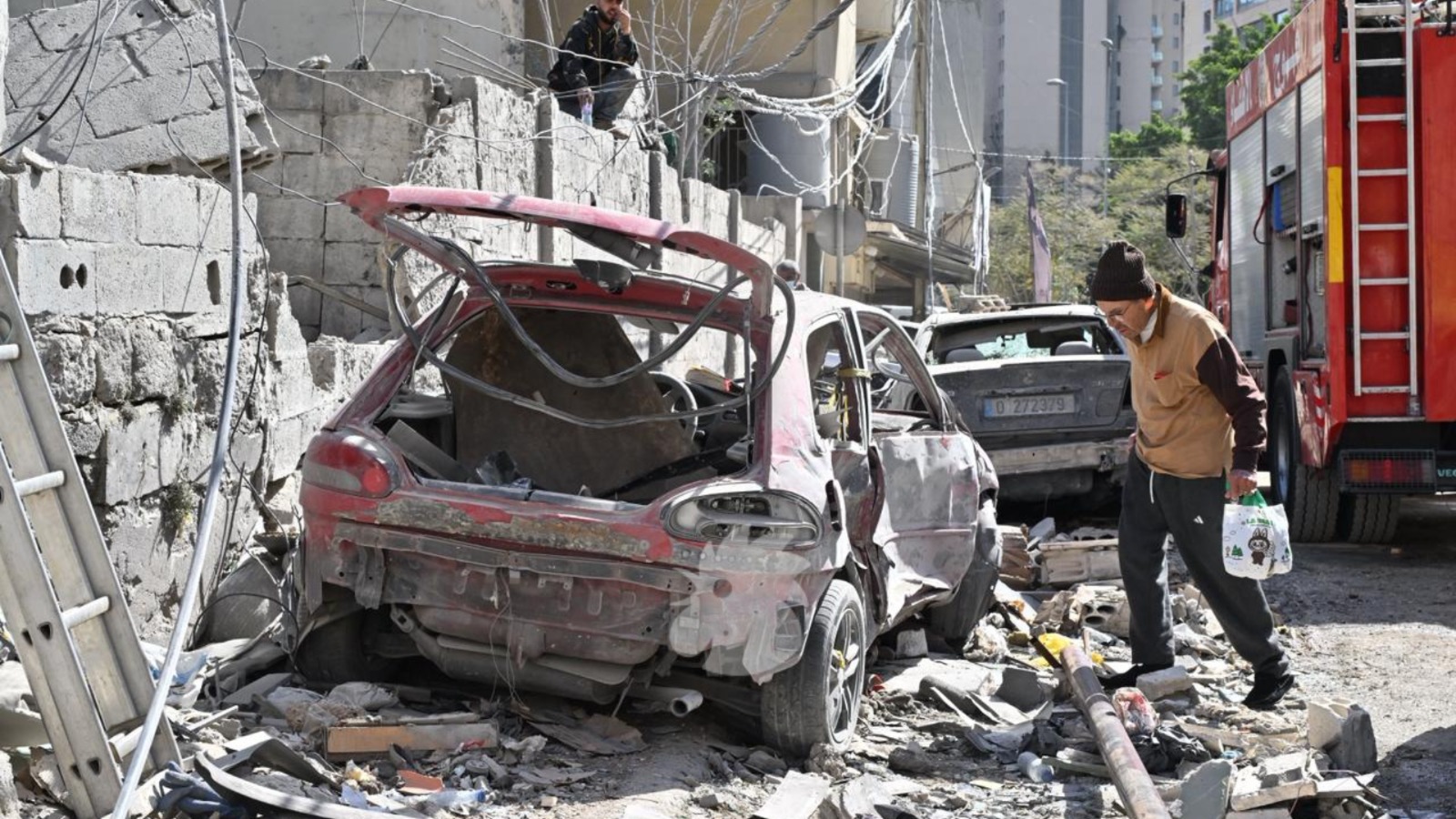 دمار جرّاء الغارة على زقاق البلاط (نبيل اسماعيل).