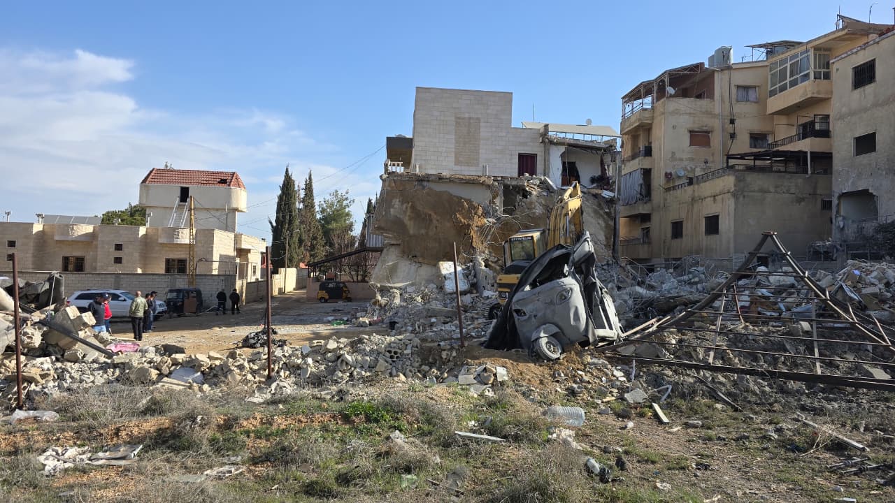 الغارة الإسرائيلية على محلة رأس العين في بعلبك (لينا إسماعيل). 