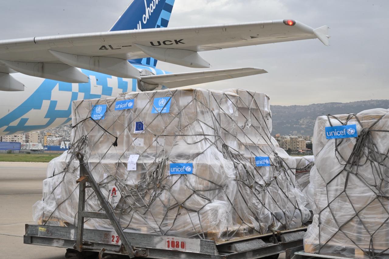 وصول طائرة مساعدات مقدمة لوزارة الصحة من كل من اليونيسف ومنظمة الصحة العالمية إلى لبنان (نبيل إسماعيل). 